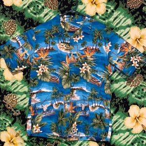 Men’s Hawaiian button-down shirt.